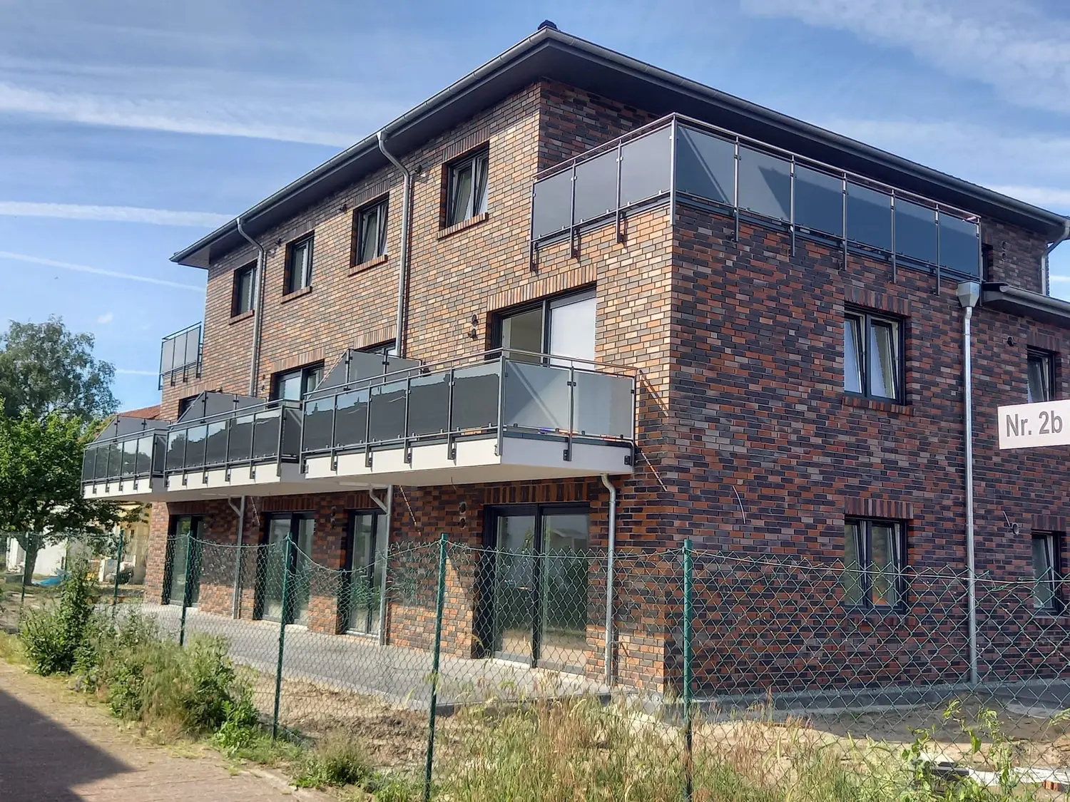 Mehrfamilienhaus mit Balkongeländern aus Stahl und Glas von WW Metallbau